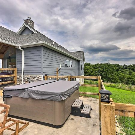 Chic Williamstown Retreat With Pool And Hot Tub!别墅 外观 照片