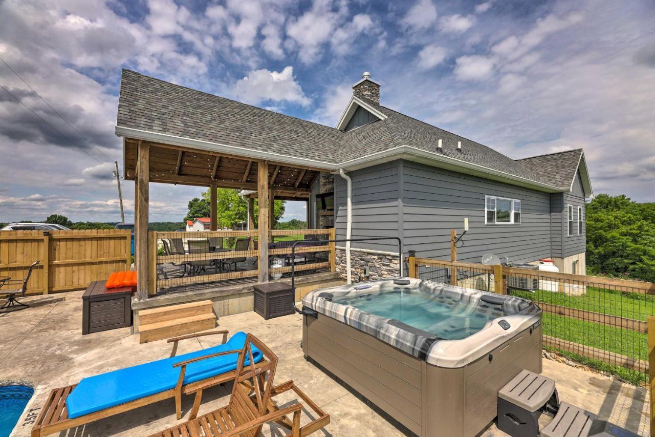 Chic Williamstown Retreat With Pool And Hot Tub!别墅 外观 照片