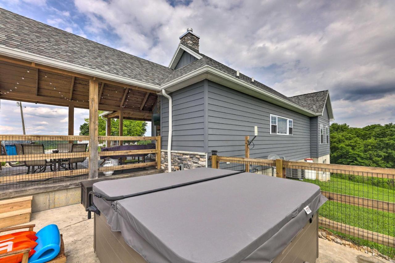 Chic Williamstown Retreat With Pool And Hot Tub!别墅 外观 照片