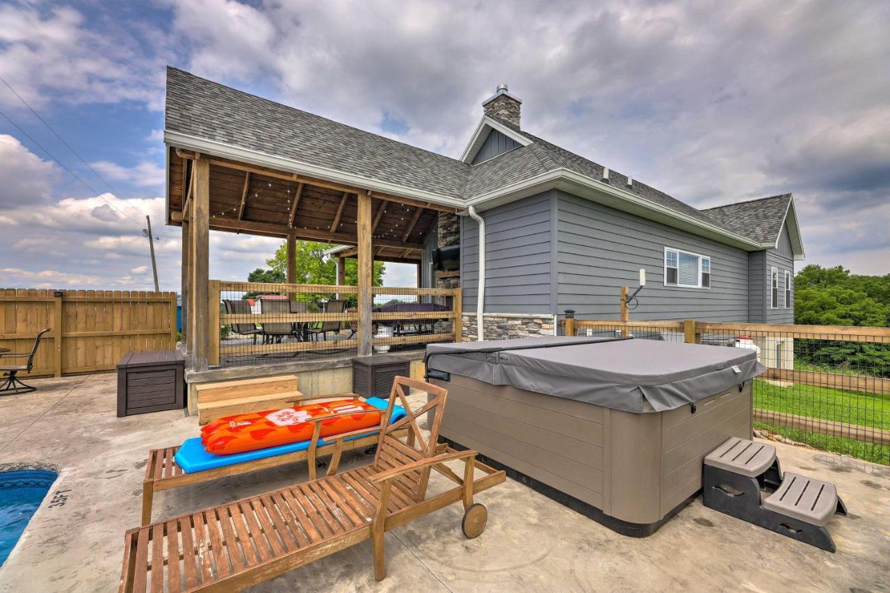 Chic Williamstown Retreat With Pool And Hot Tub!别墅 外观 照片